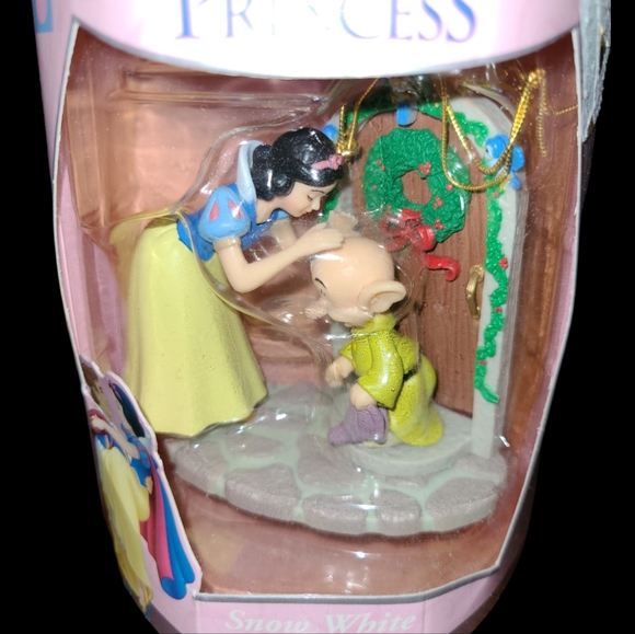 VINTAGE DISNEY PRINCESS SNOW WHITE HOLIDAY ORNAMENT WITH DOPEY AND OPENING DOOR - Picture 2 of 15
